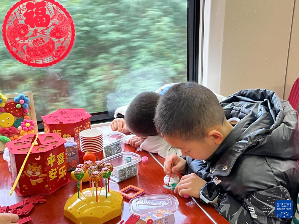 春运·小事中的改革丨高铁有了“遛娃kaiyun下载舱” 带娃
