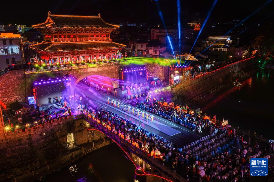 特写：邂逅长汀古城的“非遗奇半岛体育- 半岛体育官方网站- APP下载妙夜”-新华网