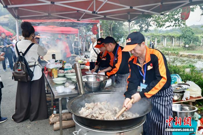 灶台变擂台 福建三明乡村厨师大赛“烹”出烟火气-新华网(图1)