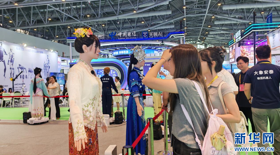 组图|在投洽会感受AI如何走进生活日常-新华网(图2)