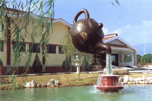 新华网福建频道::福建旅游; 三平寺,鹅仙洞等,形成海滨休闲; 天福茶庄