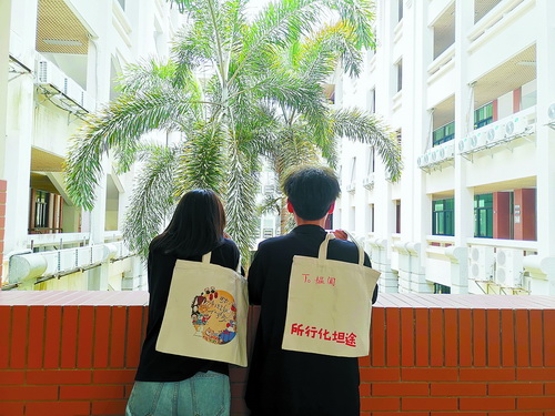 厦门大学嘉庚学院日本语言与文化学院为学院毕业生准备了"两袋子"的