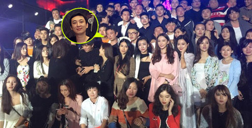 有钱任性!王思聪生日手机电脑送来宾