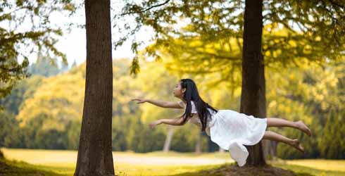 <em>钢管舞美女</em>拍摄悬浮<em>写真</em>挑战视觉|视觉手段,