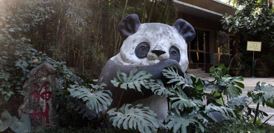 呆萌可爱的熊猫雕塑