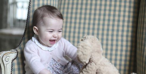 英皇室公布夏洛特公主最新萌照 凯特王妃亲自