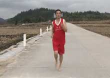 他为什么光着脚走路