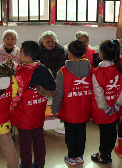 城市义工: 一件温暖人心的“红马甲”