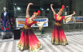 新疆展区的民族舞