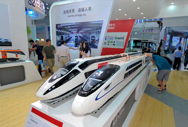 “中国中车”展出新型高速卧铺动车组模型