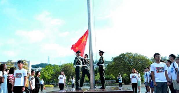 华侨大学港生举行升旗仪式庆祝香港回归20周年