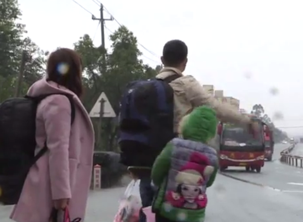 视频|随迁八岁女童的回家路……