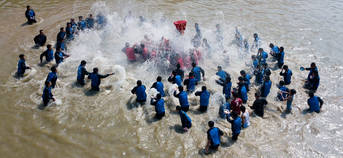 漳州"泼水节"：村民抬神像下河泼水狂欢