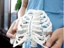 孩子前胸贴后背 当心漏斗胸