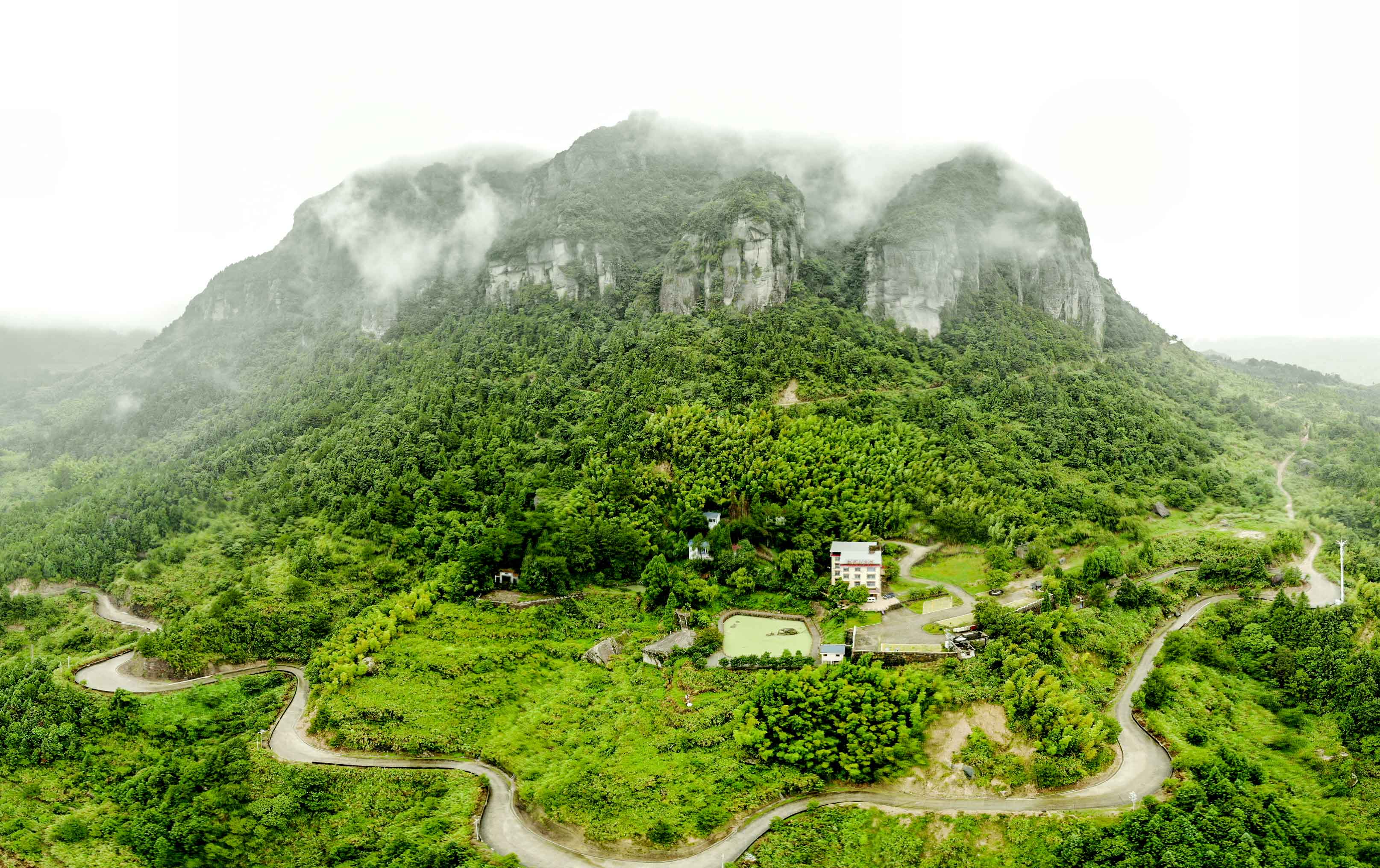 白岩山主峰全景图