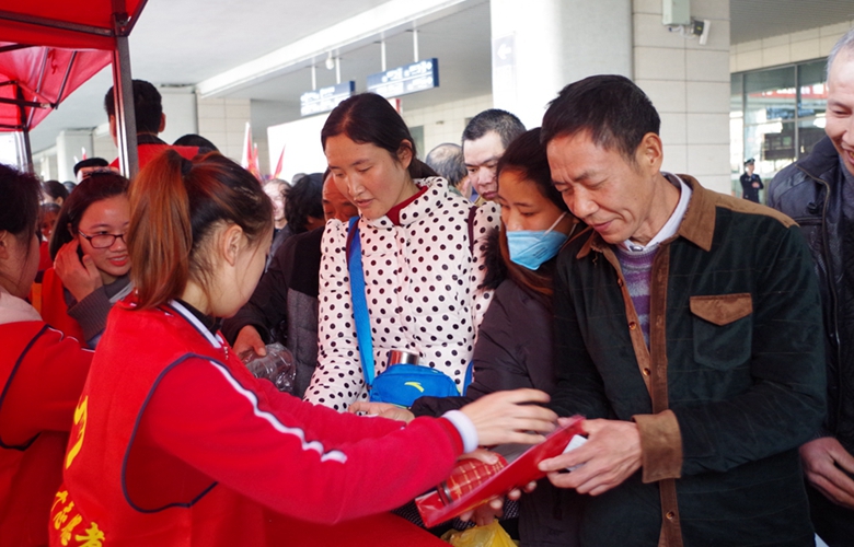 福建省近万名青年志愿者为返乡旅客送温暖