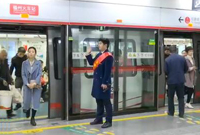 福州地铁开展春运公益活动 解决乘客出行遇到的难题