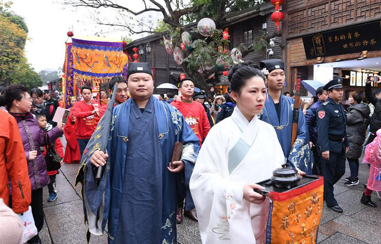 福州举行“正月初五迎财神”民俗巡游