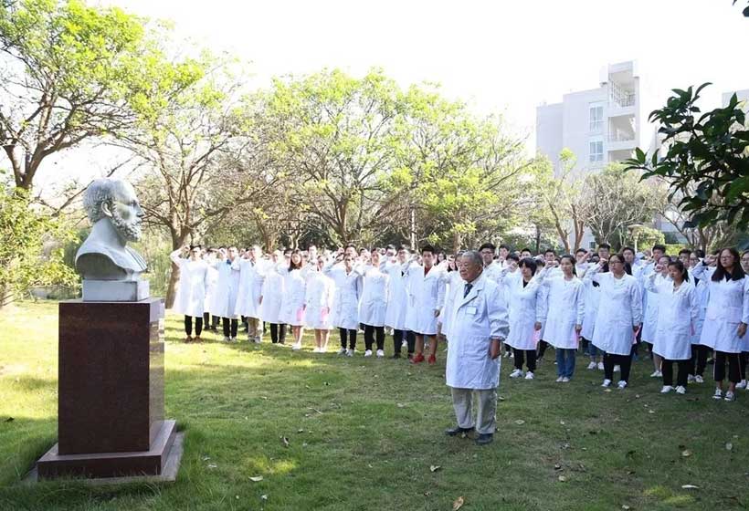 “做一名醫生，不能圖利、只能奉獻