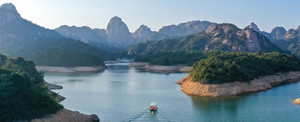 福建乌山天池:绿水青山 奇峰耸峙