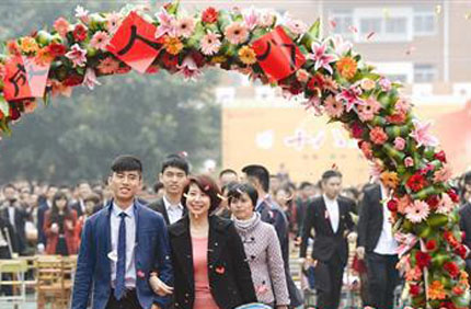 厦门高三学生举行成人礼 感谢父母18年养育恩