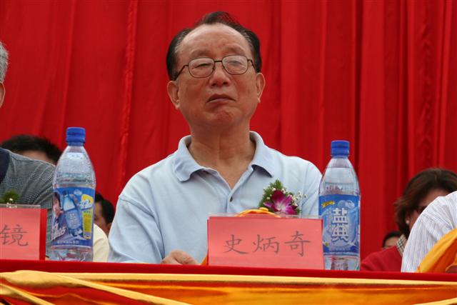 李祖可在开幕式主席台上省政协主席梁绮萍在开幕式主席台上颂典仪式